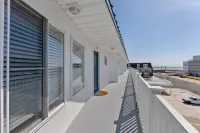 Beautiful Pool and Ocean View Sun Deck - Stylish Coastal Haven