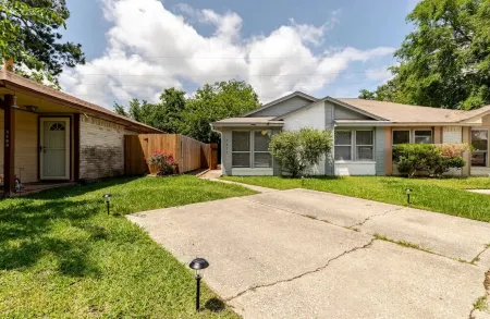Cozy 2 Bed 1 Bath Home near IAH