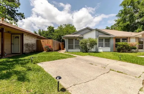 Cozy 2 Bed 1 Bath Home near IAH
