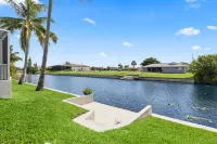 Electric Heated Pool and Spa on Freshwater Canal - Elegant Retreat Hotels in Cape Coral