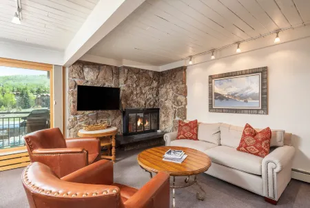 Ski-in Ski-Out Access and Outdoor Hot Tubs - Charming Mountain Retreat