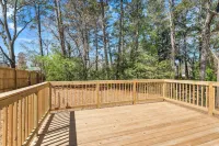Near ATL | 4k TVs | Fast WiFi | King Bed Hotels in DeKalb County