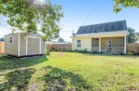 Dog-friendly oasis with central AC, patio & fenced yard - walkable location Hotels in Thunderbolt