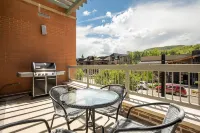 Breathtaking Mountain Views and Prime Downtown Access - Stylish Oasis Các khách sạn ở Steamboat Springs