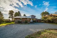 Classic  home with ocean views - just a short walk to parks & beaches Hotel in zona Parco nazionale di Redwood