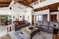 Breathtaking Ocean Views and Secluded Outdoor Pool - Charming Hawaiian Retreat