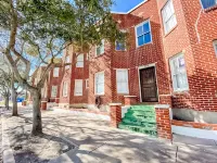 Stylish Studio with Full Kitchen and Cozy Vibe - Charming Haven