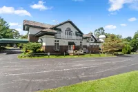 Peaceful Escape with Outdoor Pool and Serenity - Charming Historic Lodge