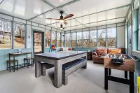 Spacious Game Room and Lake Access - Charming Getaway Hotel a Delavan