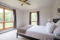 Breathtaking Mountain Views and Spacious Deck - Serene Retreat Hotels in Halcott