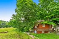 Ski-in/ski-out roundhouse with ski slope access and streaming services Hotels in Sugar Mountain