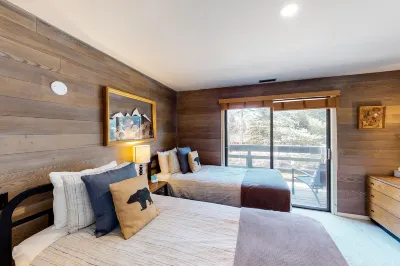 Tranquil Family Retreat Hotels near White Clouds