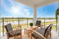 Spacious Condo with Private Balcony and Pool Access - Charming Chic Retreat Hoteles en Condado de Osceola