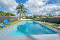 Spacious Retreat - Private Pool, Outdoor Living Area Hotels in Biscayne Park