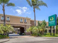 Quality Inn & Suites Anaheim Maingate Hotels near Anaheim Ice