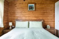 Private luxury log cabin with hot tub and stunning views!