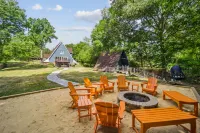 Hot Tub, Game Room, Canoe Launch, Firepit - Gorgeous Waterfront Chalet Hotel dekat Fun Haven Golf