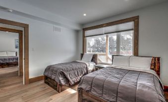 Brand New 7 Bdrm Luxury Cottage with Private Beach Access, BBQ,7.5 Baths, Hot Tub, Ping Pong Table