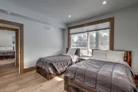 Brand New 7 Bdrm Luxury Cottage with Private Beach Access, BBQ,7.5 Baths, Hot Tub, Ping Pong Table