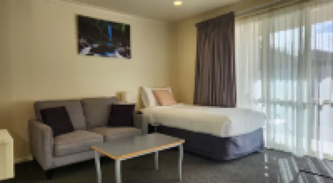 Northcote Motor Lodge Hotels near Groynes