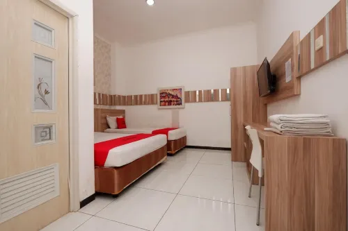 RedDoorz Near Plaza Simpang Lima Hotels in Central Semarang