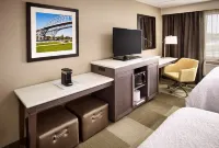 Hampton Inn by Hilton Sarnia فنادق في Point Edward