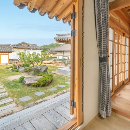 Gyeongju Wadamjung Hanok Pension Отели рядом с достопримечательностью «Королевские гробницы Орын»