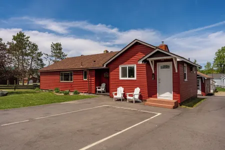 Vacation UniquEly home in town, with patio Отели в г. Или