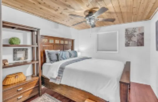 Couples Retreat! Every Season-Luxury, River Front, Hot Tub and Outdoor Shower