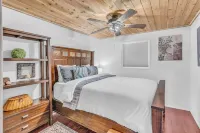 Every Season Couples Retreat! River Front Cabin with Hot tub and outdoor Shower