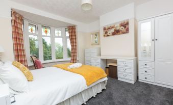 Superior Three Bedroom House with Sea View
