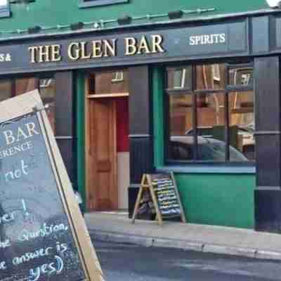 Central 2-Bed Apt, Sleeps 5 above Great Derry Pub Rooms