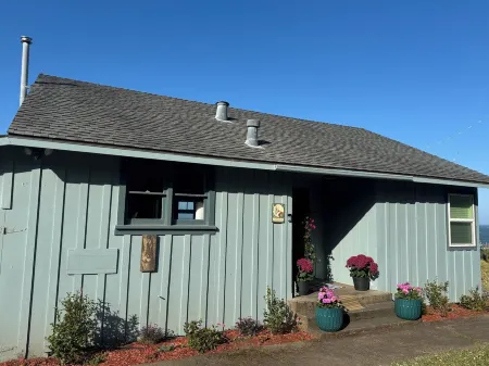 Spectacular Oceanfront, massive fenced yard, with Spa Mendocino Coast in Gualala