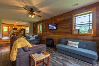 Just minutes away from Hocking Hills parks!