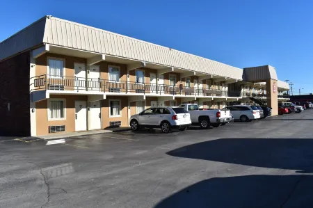 Inn of Lenoir Motor Lodge Отели в г. Лоудон