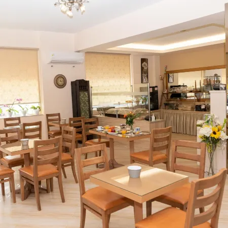 Kronos Hotel