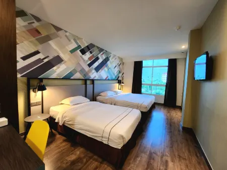 K Hotel Отели рядом с достопримечательностью «M-Cubed Bar»