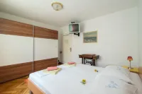 Apartments Nataša فنادق في Milna