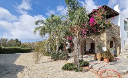 Divers House Отели рядом с достопримечательностью «Super Paradise Beach»