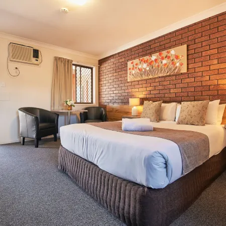 Ruthven Street Motor Inn