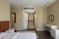 Villa With Private Pool In Beverly Hills