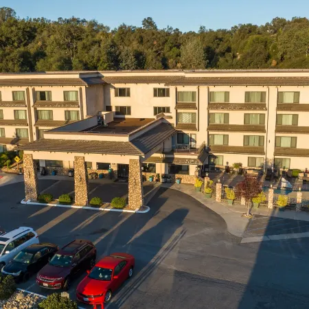Yosemite Southgate Hotel & Suites