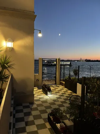 Casa Sulla Laguna Отели рядом с достопримечательностью «New Murano gallery»