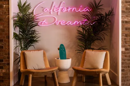 Hotel Burbank Отели рядом с достопримечательностью «Gordon Biersch Brewery Restaurant»