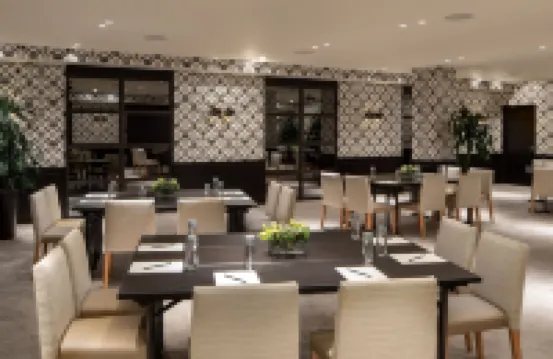 ดรีม ฮอลลีวูด, โดย ไฮแอท