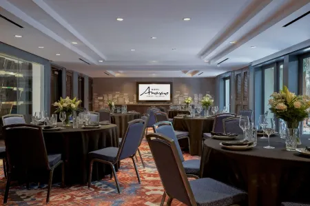 Hotel Amarano Burbank-Hollywood Отели рядом с достопримечательностью «Gordon Biersch Brewery Restaurant»