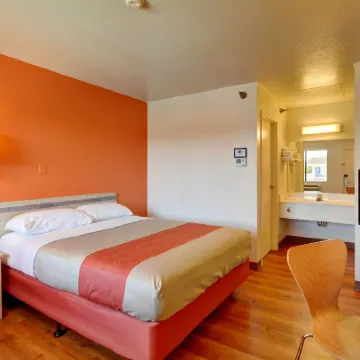 Motel 6 Windsor Locks, CT - Hartford Hotels near Windsor Locks, CT Station