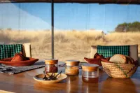 Gnu Mara River Camp - breakfast