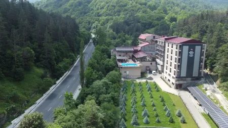 Best Western Plus Paradise Hotel Dilijan Отели рядом с достопримечательностью «Монастырь Севанаванк»
