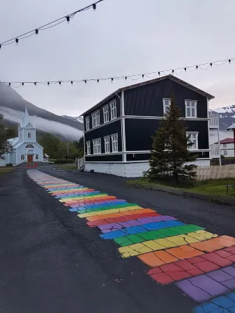 Við Lónið Guesthouse Отели в г. Эджилсстадир